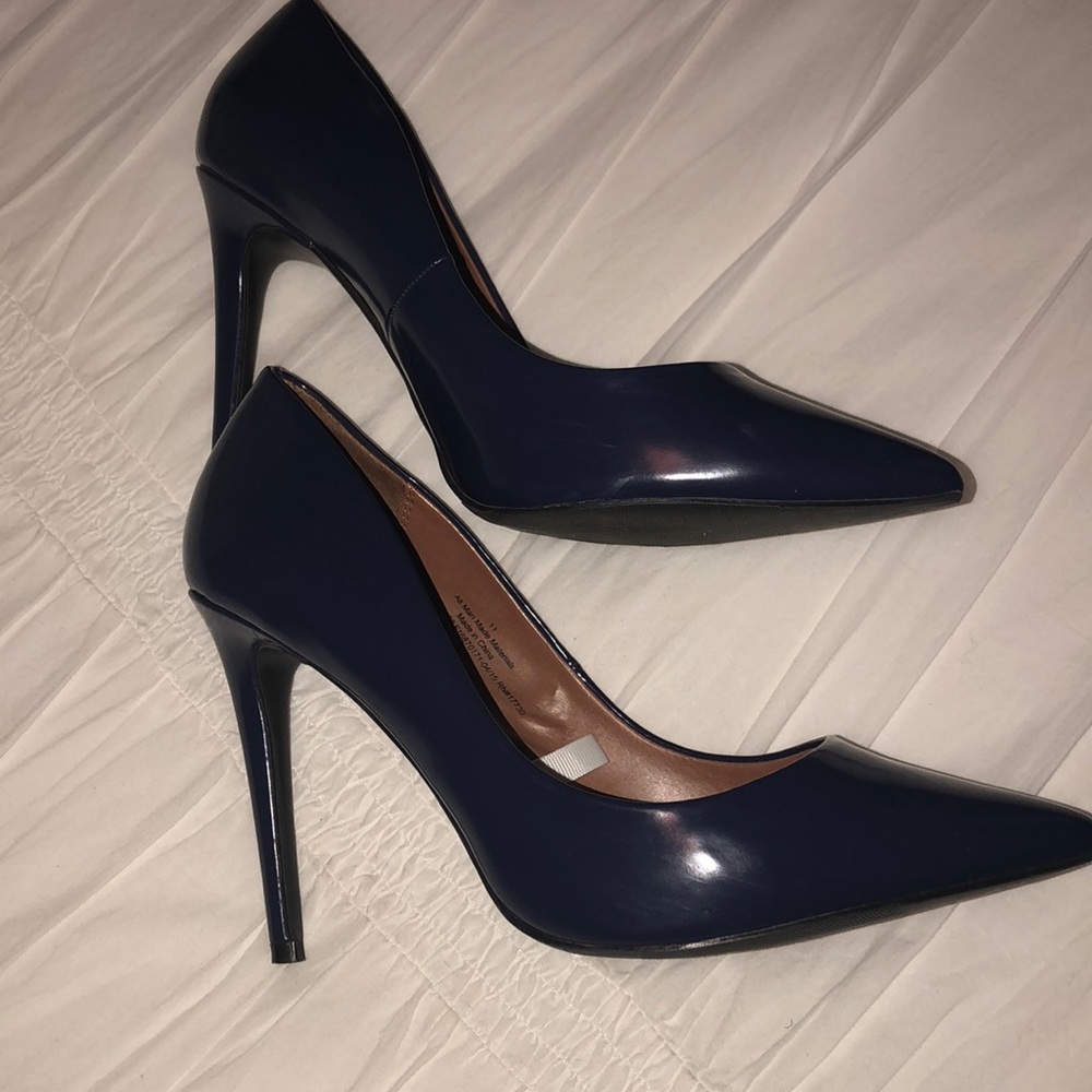 Patent leather navy blue pumps